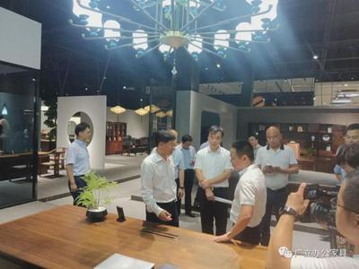 廣立家具:熱烈歡迎河南省清豐縣領(lǐng)導(dǎo)蒞臨我司參觀指導(dǎo)工作